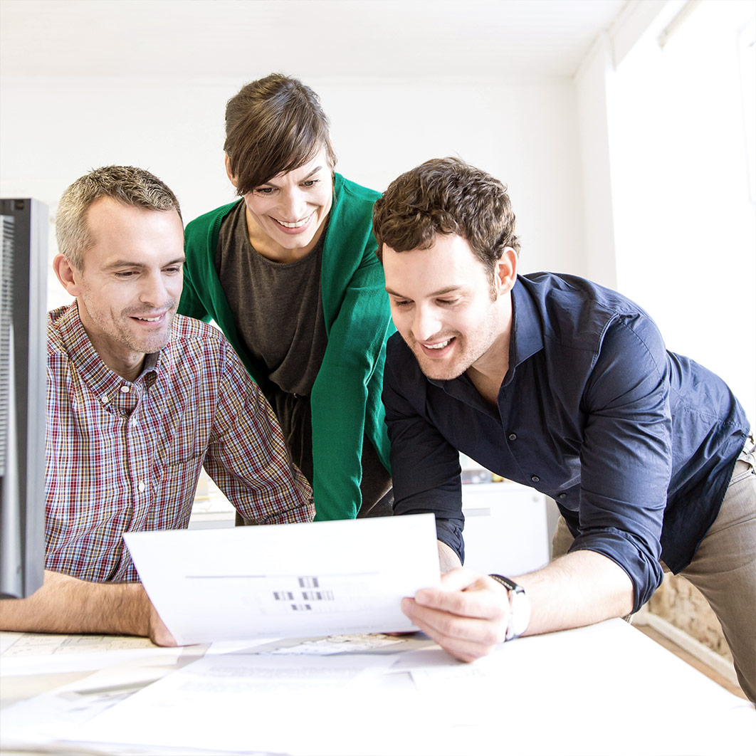 Projektteam bespricht Forschungsergebnisse im Rahmen eines Förder- und Entwicklungsprojekts für nachhaltiges Bauen