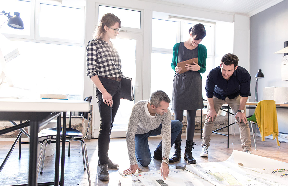 Team arbeitet gemeinsam an Plänen zur Vermittlung von Projektergebnissen