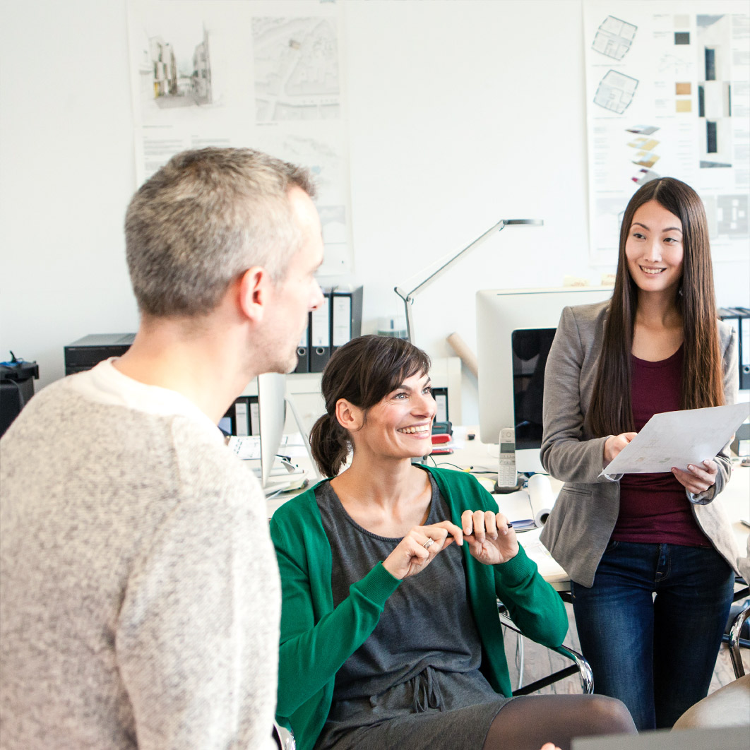 Beratungsteam bei einer Besprechung zur Nachhaltigkeitszertifizierung nach DGNB, BNB, NaWoh und QNG