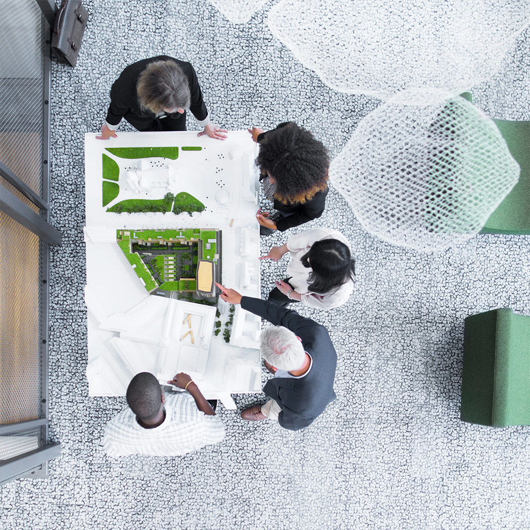 Planungsteam bewertet ein Architekturmodell im Rahmen einer Wettbewerbsbegleitung mit nachhaltigen Kriterien