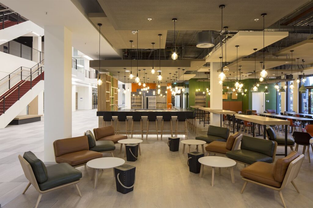 Offene Lern- und Aufenthaltsbereiche im DGNB-zertifizierten Büro- und Bildungsgebäude der Frankfurt School of Finance in Frankfurt am Main