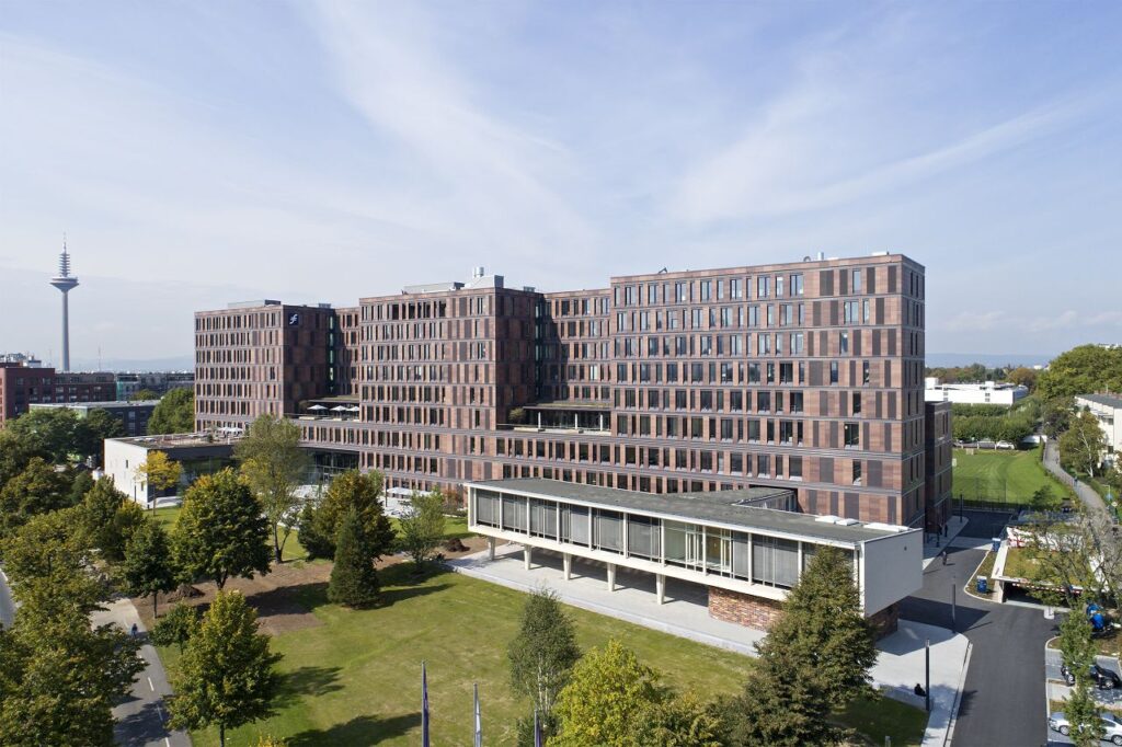Außenansicht des DGNB-Mix-Platin-zertifizierten Campus der Frankfurt School of Finance in Frankfurt am Main