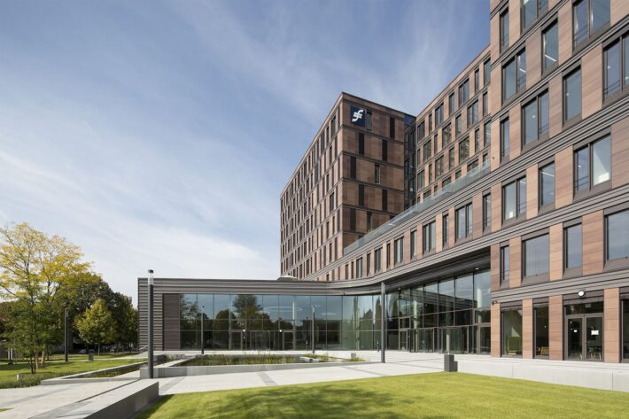 Nachhaltig geplantes Büro- und Bildungsgebäude der Frankfurt School of Finance mit DGNB-Mix-Platin-Zertifizierung in Frankfurt am Main