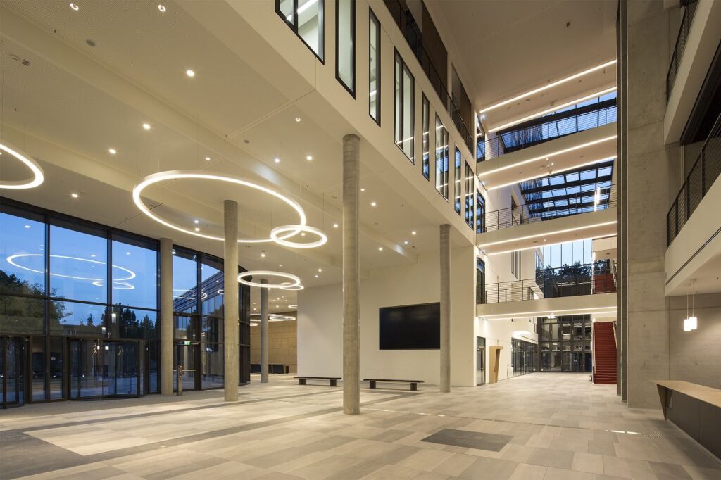 Innenraum des DGNB-Mix-Platin-zertifizierten Büro- und Bildungsgebäudes der Frankfurt School of Finance in Frankfurt am Main