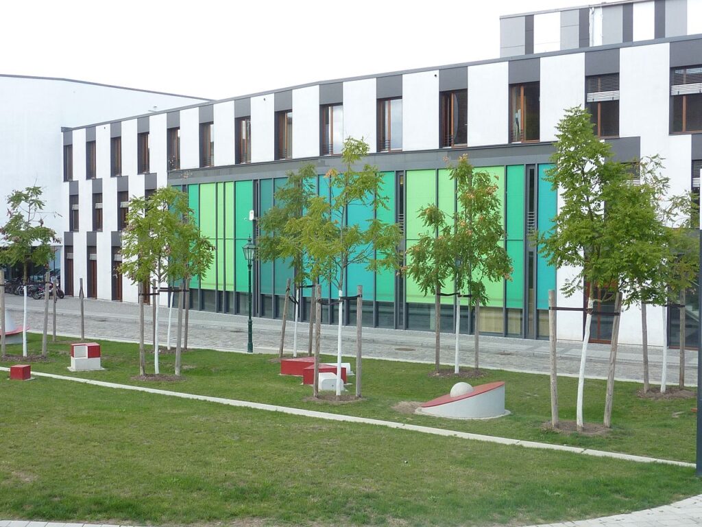 Paul-Wunderlich-Haus Eberswalde – DGNB-zertifizierter Neubau mit grüner Glasfassade